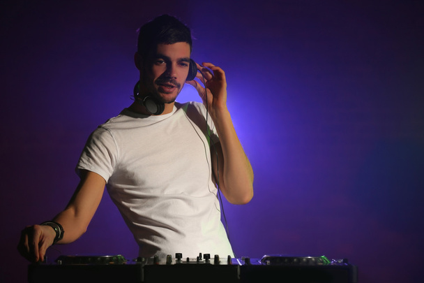 DJ играет музыку
  - Фото, изображение