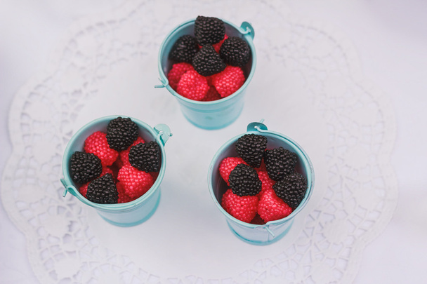 zwart en rood berry gevormde snoepjes - Foto, afbeelding