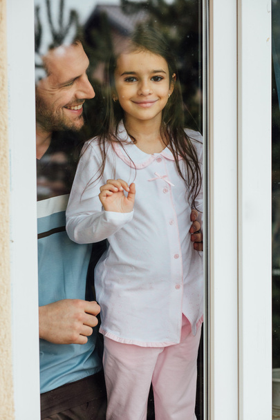 father and daugther looking outside - Foto, imagen