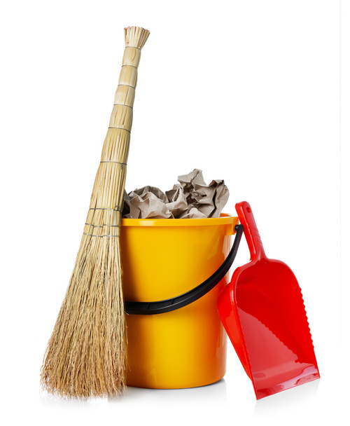Broom and bucket isolated on white - Foto, afbeelding