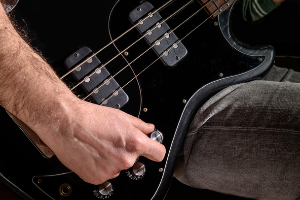Gitara basowa Playng człowieka - Zdjęcie, obraz