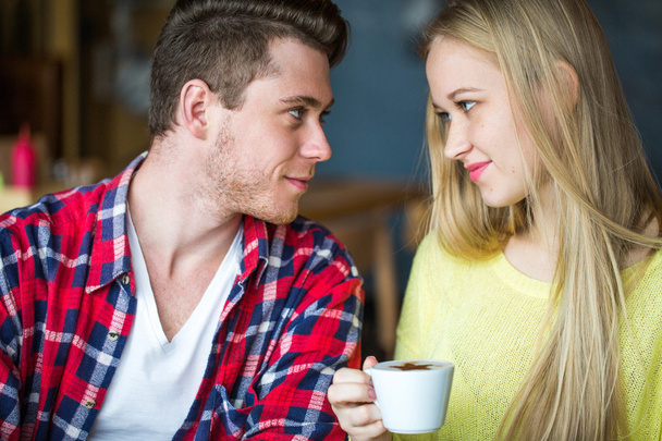 Young man and woman drinking coffee in a restaurant. Young man and woman drinking coffee on a date. man and woman on a date - Foto, immagini