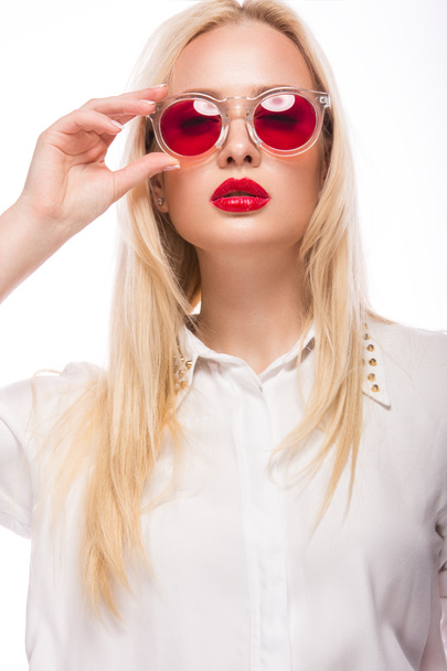 Belle fille blonde en lunettes roses et chemise. Un beau visage. Isolé sur fond blanc
. - Photo, image