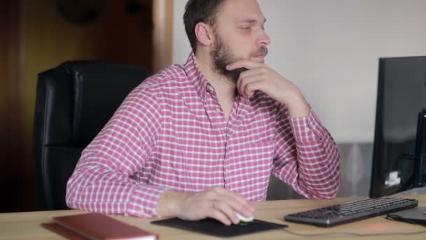 man working at a computer in a home office - Séquence, vidéo