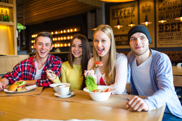 カフェで楽しいを持つ若い人々 のグループ - 写真・画像