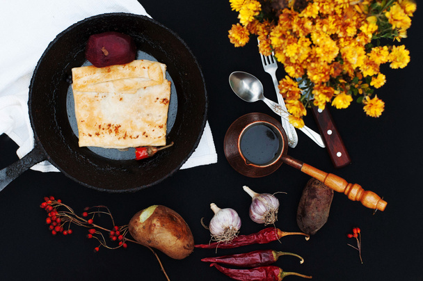 Завтрак, свежий жареный пирог, горячий кофе, картошка, красный сухой перец
 - Фото, изображение