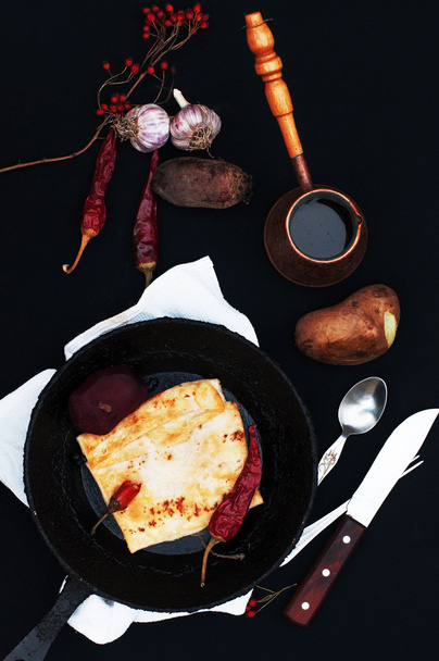 Завтрак, свежий жареный пирог, горячий кофе, картошка, красный сухой перец
 - Фото, изображение