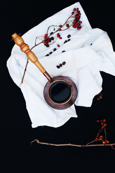 Reggeli, piros bogyó, burgonya, vörös száraz paprika, élelmiszer-háttér - Fotó, kép
