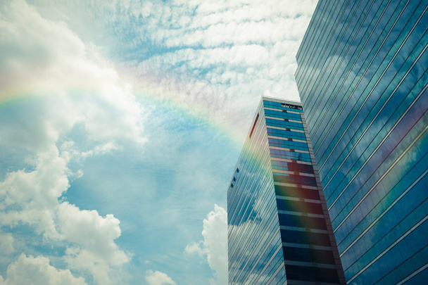 edifício de vidro com arco-íris
 - Foto, Imagem