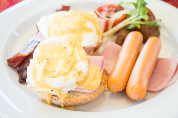 Huevos Benedict set para el desayuno
 - Foto, imagen