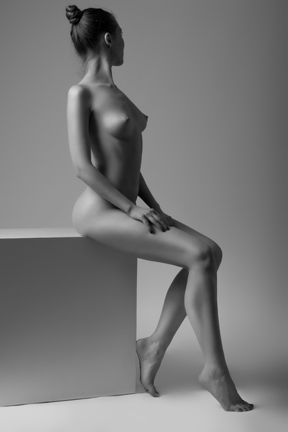 Young, beautiful girl posing nude - Φωτογραφία, εικόνα