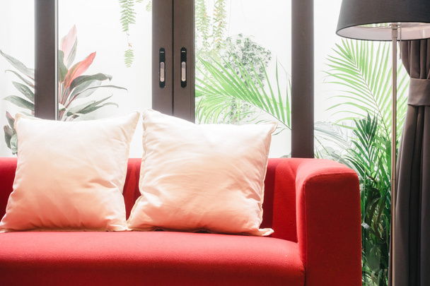 Czerwona sofa z poduszki i lampy - Zdjęcie, obraz