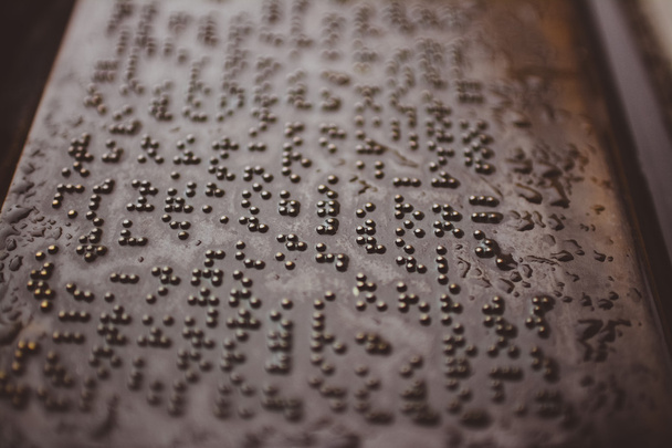 Kelimeler dokun. Braille noktalar arka plan ile metal levha - Fotoğraf, Görsel