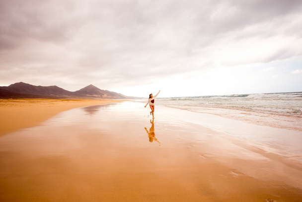 ženy těší krásná pláž - Fotografie, Obrázek