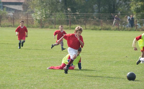 crianças jogo de futebol
 - Foto, Imagem