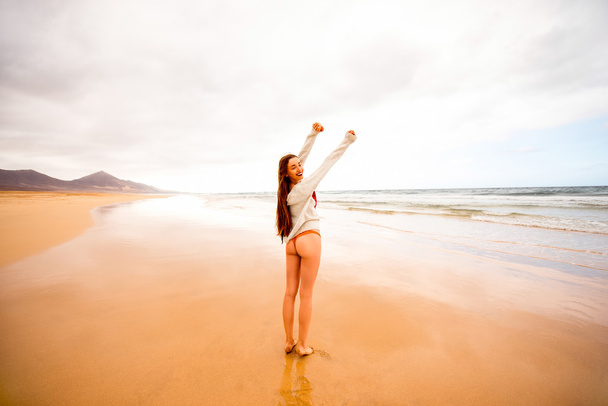 kadın zevk güzel bir plaj - Fotoğraf, Görsel