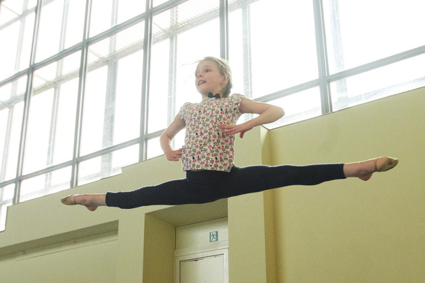 atleta infantil entrena en sala de gimnasia
 - Foto, Imagen