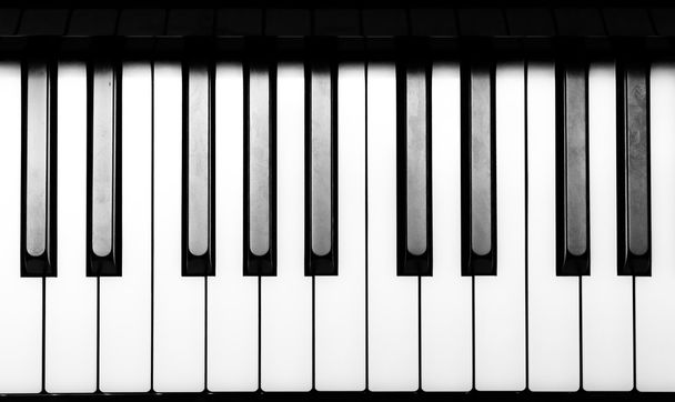 Клавиатура фортепиано в черно-белом
 - Фото, изображение