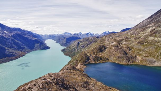El lago Gjende en Noruega
 - Foto, Imagen