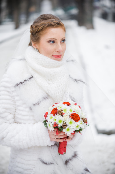 Beautiful bride with bouquet before wedding ceremony - Photo, Image