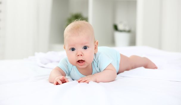 radost novorozené dítě na posteli - Fotografie, Obrázek
