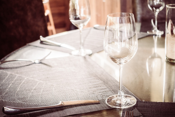 Vaciar vasos de vino en la mesa de comedor
 - Foto, Imagen