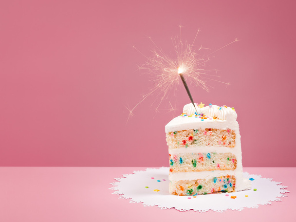 Tranche de gâteau d'anniversaire avec Sparkler
 - Photo, image