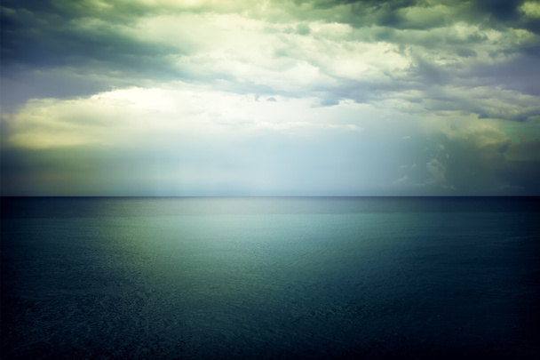 Свет в небе над мрачным морем
 - Фото, изображение