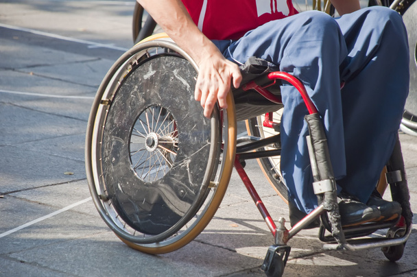 Erkekler tekerlekli sandalye basketbol eylem - Fotoğraf, Görsel