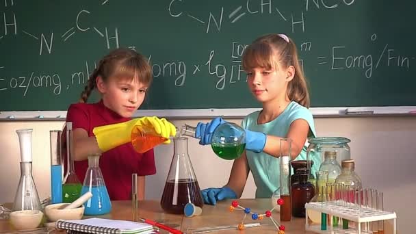 Kind im Chemieunterricht. - Filmmaterial, Video
