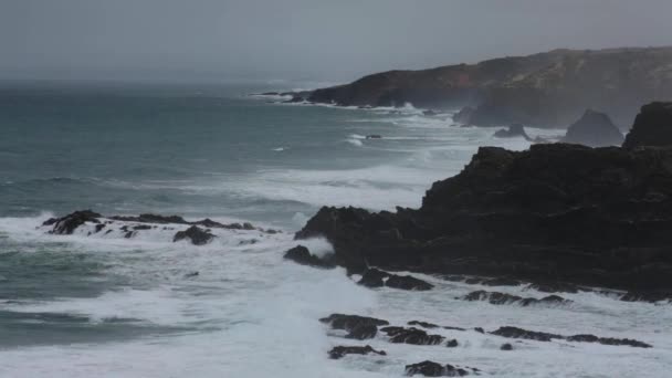 大西洋の海の嵐の波海岸西ポルトガル - 映像、動画