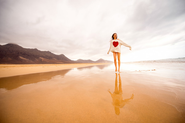 ženy těší krásná pláž - Fotografie, Obrázek