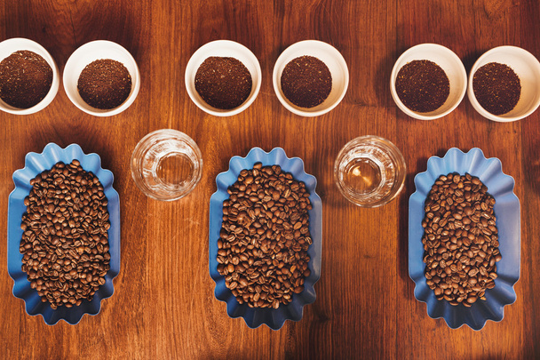 Kávové šálky a fazole na stole pro ochutnávku - Fotografie, Obrázek