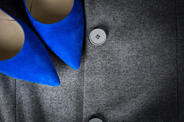 Elegante chaqueta gris y zapatos femeninos azules
 - Foto, imagen