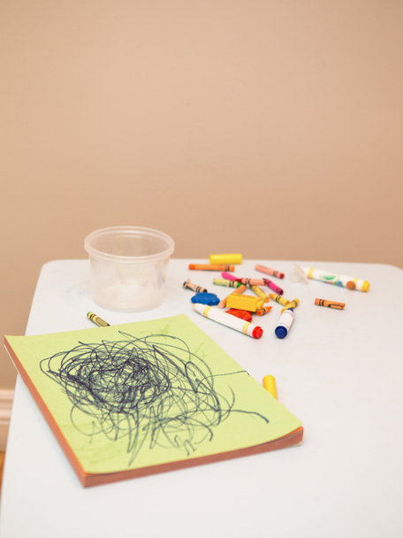 Kolorowe kredki i markery z albumu rysunek na stół biały dzieci w pobliżu proste jasne tło z lato dla tekstu - Zdjęcie, obraz