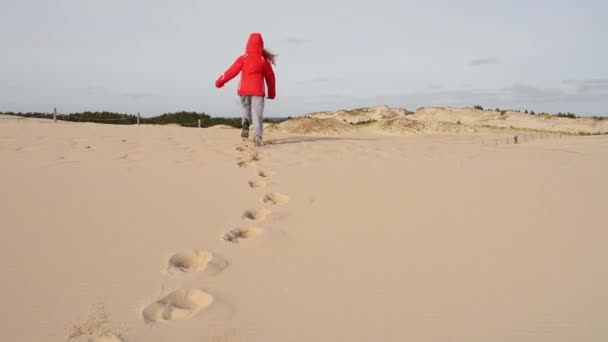Menina nas dunas de areia branca de Leba
 - Filmagem, Vídeo