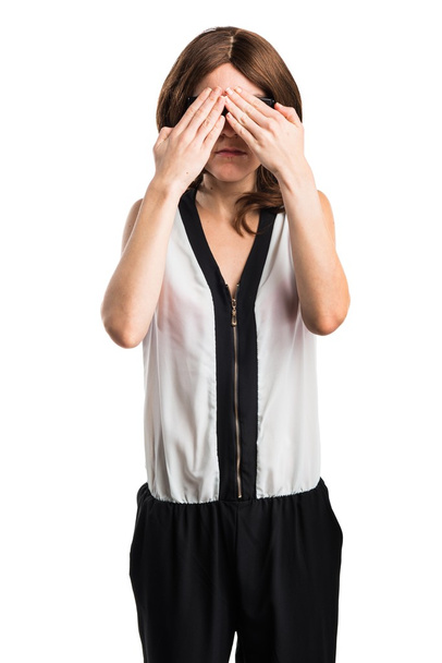 Bruneta žena pokrývající její oči - Fotografie, Obrázek