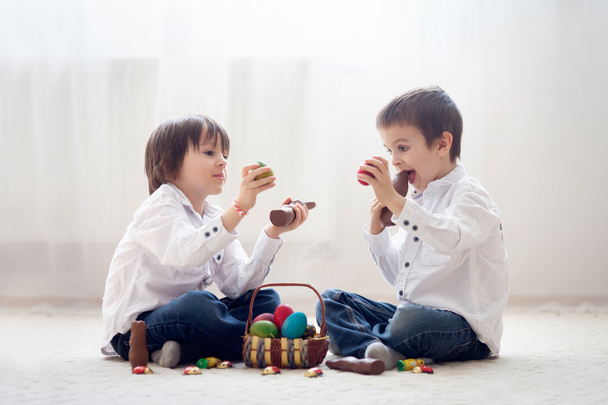 Two adorable little children, boy brothers, having fun eating ch - Фото, изображение