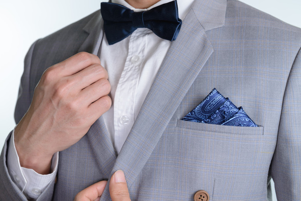 traje gris textura a cuadros, corbata, bolsillo cuadrado
 - Foto, Imagen