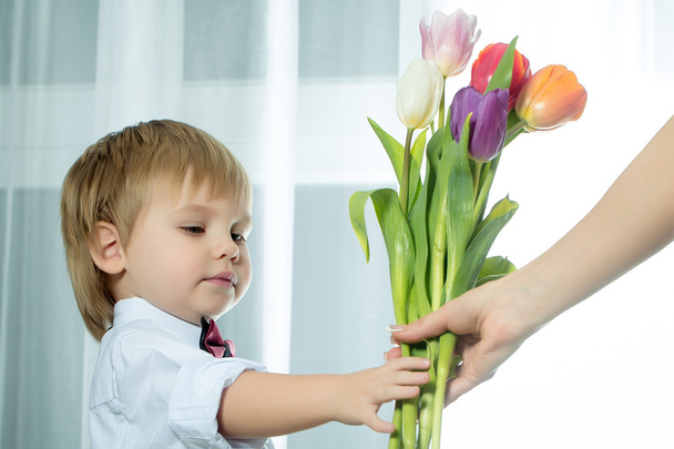 Boy with tulips - Fotoğraf, Görsel