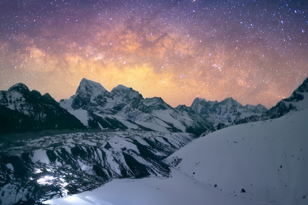 Vía Láctea sobre montañas
 - Foto, imagen