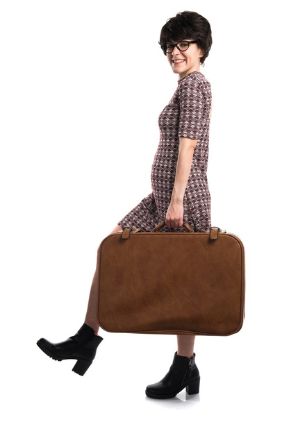 Chica con aspecto vintage sosteniendo una maleta
 - Foto, imagen