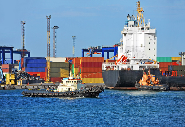 Rimorchiatore che assiste la nave da carico container
 - Foto, immagini