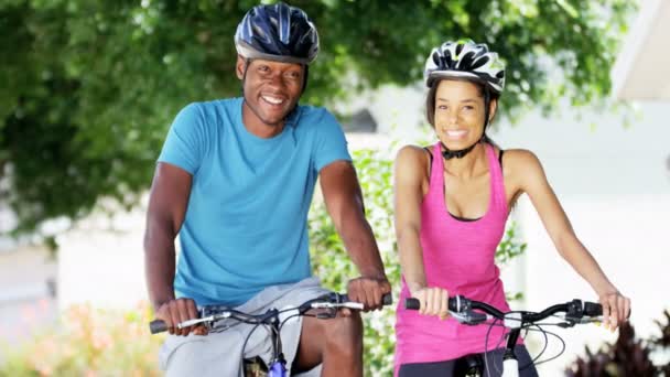 Paar fährt Fahrrad im Park - Filmmaterial, Video