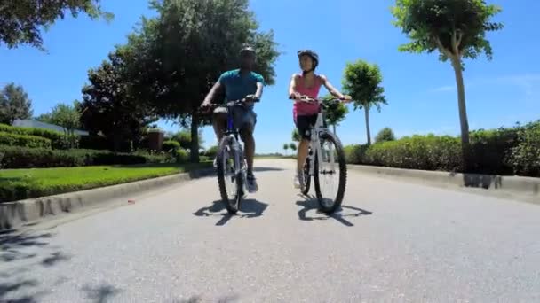 Pariskunta pyöräilemässä puistossa
 - Materiaali, video