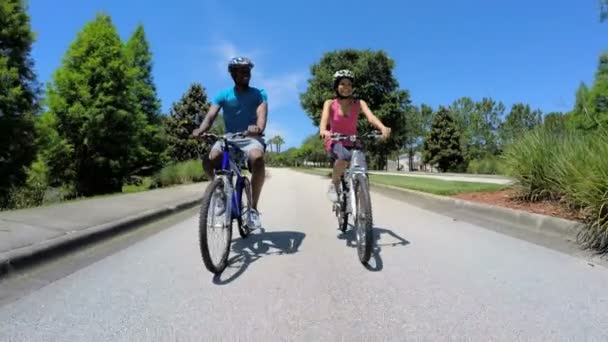 paar rijden hun fietsen in park - Video