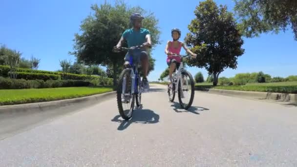 para, jazda na rowerach w parku - Materiał filmowy, wideo