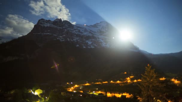 iluminado pueblo de Grindelwald por la noche
  - Imágenes, Vídeo
