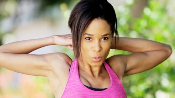 Afrikai-amerikai nő, bemelegítés, edzés előtt - Felvétel, videó