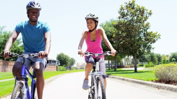 Casal andando de bicicleta no parque
 - Filmagem, Vídeo